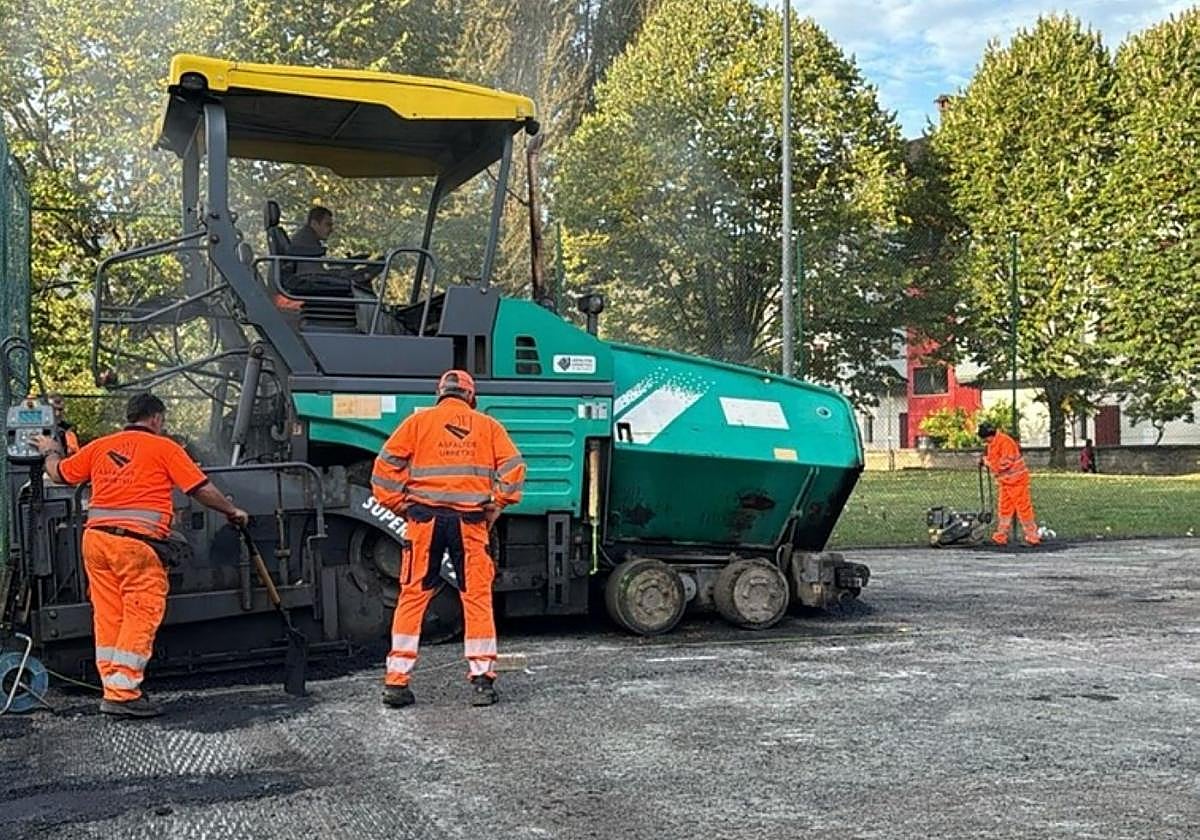 Los trabajadores durante el fresado de la vieja superficie.
