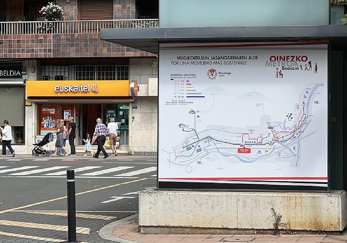 Imagen del mapa 'Oinezko Metroa' instalado en la plaza Barrendain.