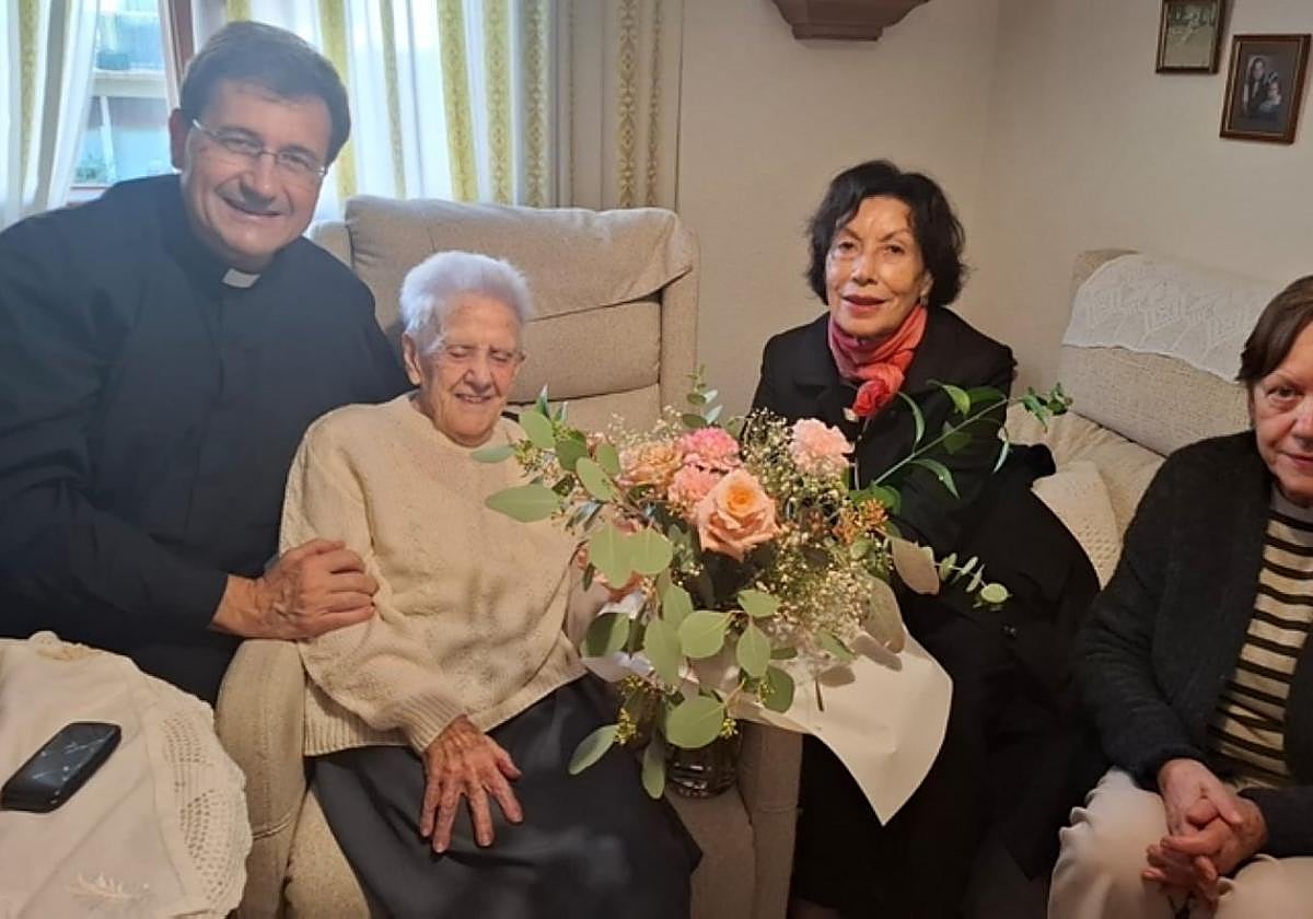 Lolita García celebra su cien cumpleaños.