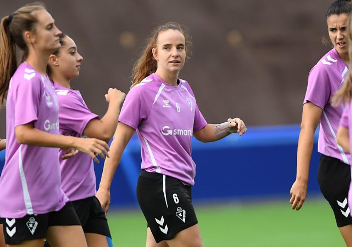 Ane Etxezarreta entrenando junto a sus compañeras.