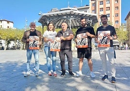 Galarza, Alzaga, Mitxelena, Busto y Gallardo en la plaza Ensanche.