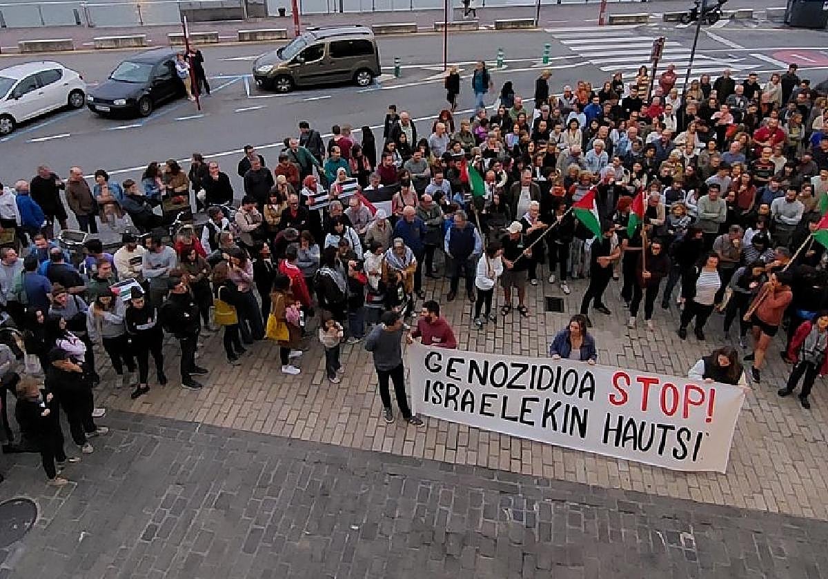 Burrunbada saioa egin zen atzo arratsaldean Saregile plazan, eta dozenaka herritarrek bat egin zuten Gernika Palestina herri mugimenduak deitutako ekintzarekin.
