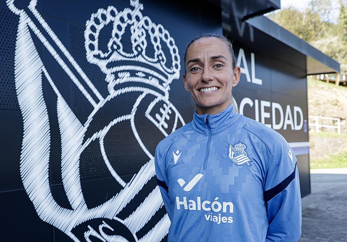 Ainhoa Moraza posa sonriente en Zubieta antes de su comparecencia de prensa.