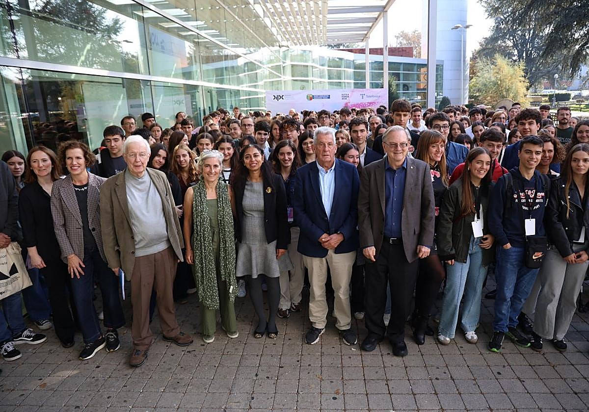 Alumnos y profesores posan con los científicos invitados, ayer en Donostia.
