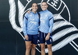 Lucía, a la izquierda, posa con Ainhoa Moraza.