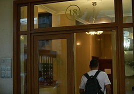 Un vecino accede al portal donde sucedieron los hechos.