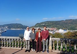 Los cuatro alcaldes de la comarca posan con el Puerto de Pasaia a sus espaldas