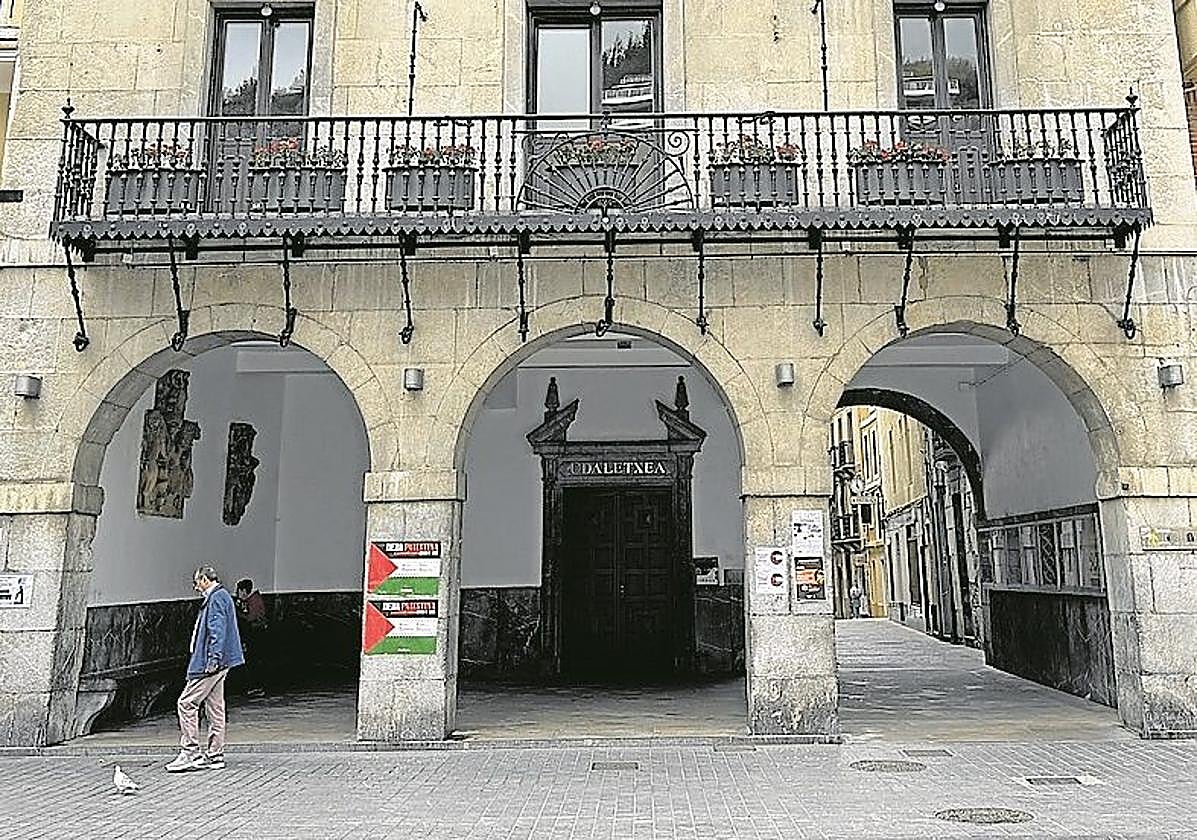 Fachada principal del consistorio debarra.