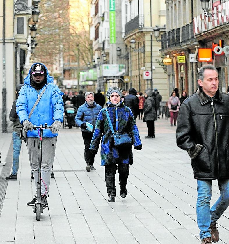 Un hombre circula en patinete eléctrico por una zona peatonal.