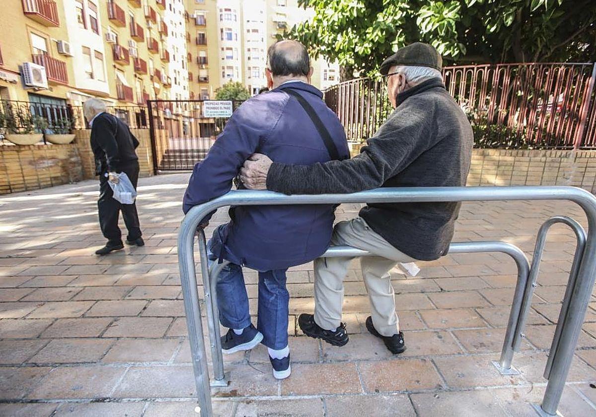 Dos personas mayores descansan en un banco insquiático colocado en las calles de Alicante.