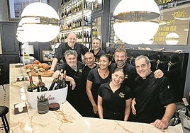 El equipo al completo del Desy Vegas posa entusiasta en la barra del establecimiento.