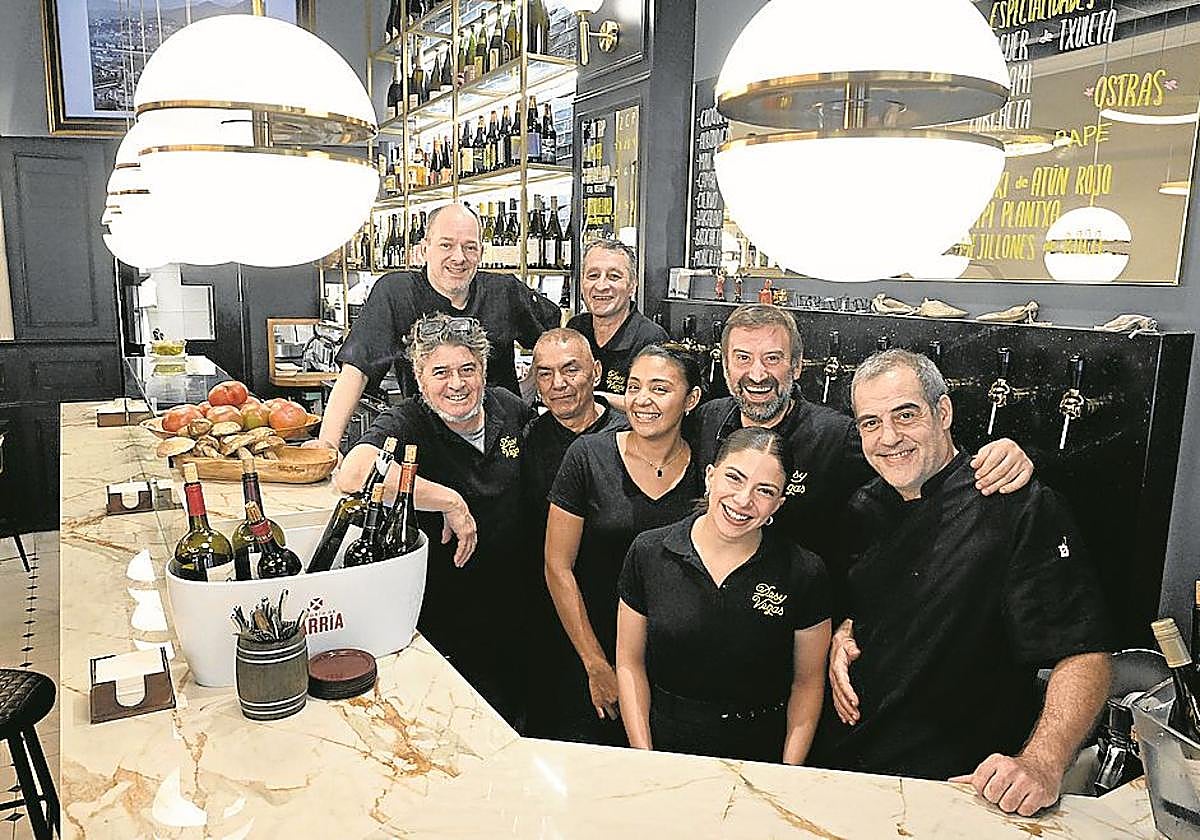 El equipo al completo del Desy Vegas posa entusiasta en la barra del establecimiento.