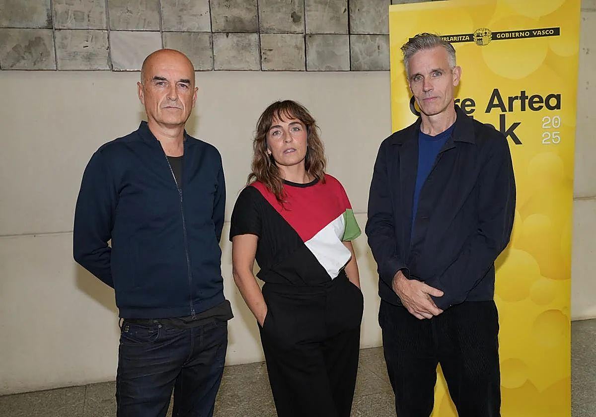 Jon Mikel Euba, Zuhar Iruretagoiena y Garikoitz Fraga, ganadores del premio Gure Artea.