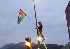 Miembros del sindicato LAB colocan una bandera de Palestina la madrugada del 15 de octubre cerca de la sede de CAF.