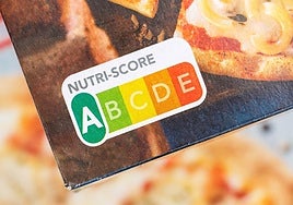 Una etiqueta del sistema Nutri-Score en una caja de pizzas.
