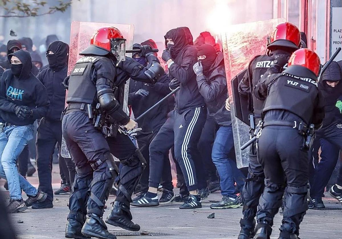 Falangistas y radicales de extrema izquierda se enfrentaron el domingo en Vitoria.