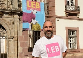 Asier Andueza ante Arizkunenea, la casa de cultura de Elizondo donde tendrán lugar las mesas redondas.