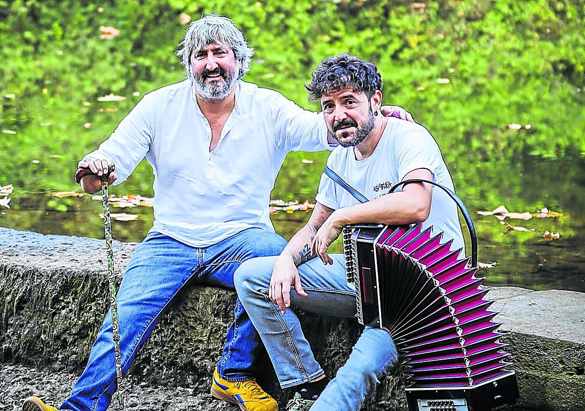 Jon Garmendia 'Txuria' eta Xabi Solano, 'Bidasoatik harago' ikuskizunaren irudi promozionalean.