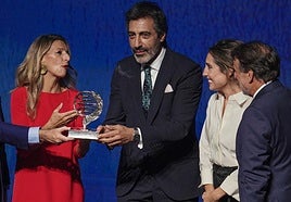 La vicepresidenta Yolanda Díaz, Juan del Val, la finalista Ángela Banzas y José Creuheras, presidente de Planeta.