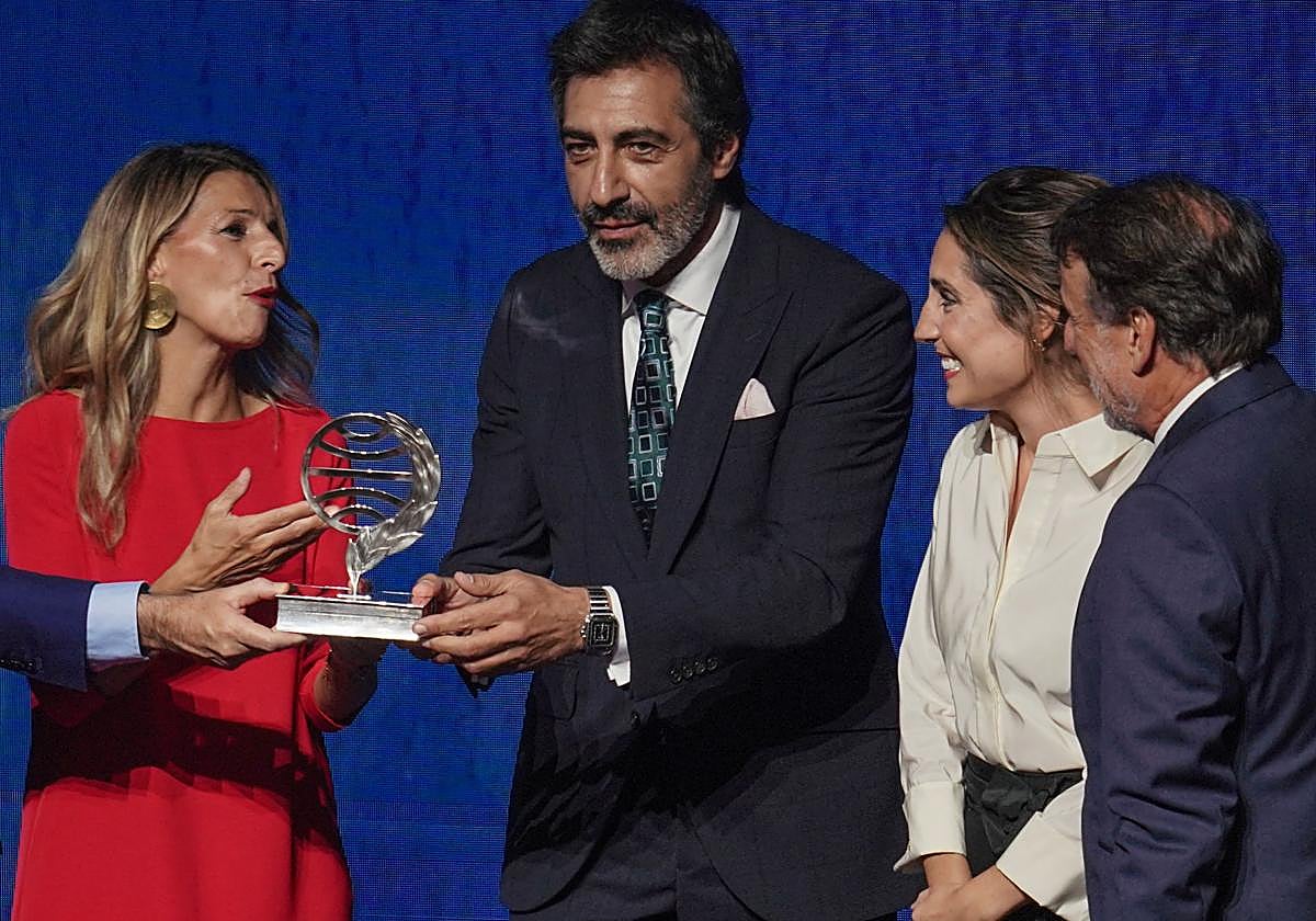 La vicepresidenta Yolanda Díaz, Juan del Val, la finalista Ángela Banzas y José Creuheras, presidente de Planeta.