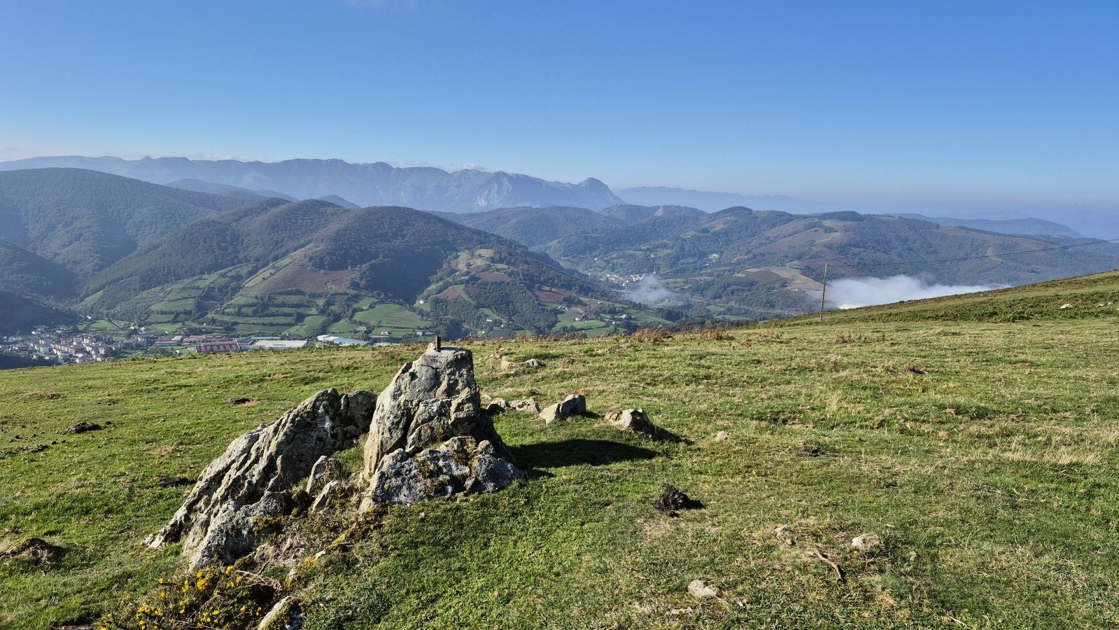 Una discreta cima navarra cobijada por el bosque