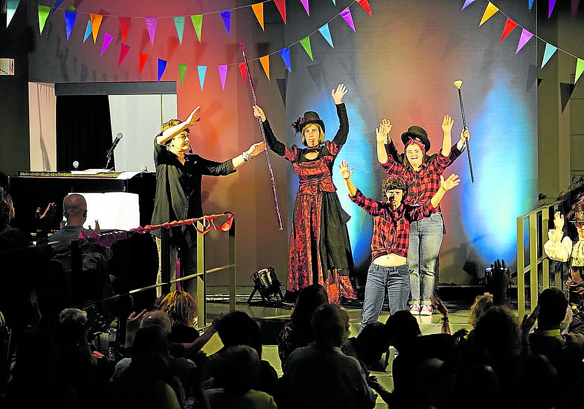 Los actores y actricesde Ezezagunok demostraron su talento.