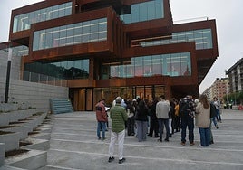 Los primeros guipuzcoanos conocen el interior del GOe en la jornada de puertas abiertas a la ciudadanía.