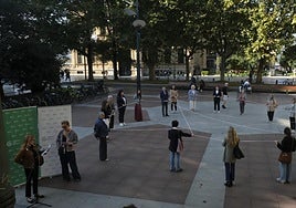 Red rosa humana en el quiosco del Boulevard.