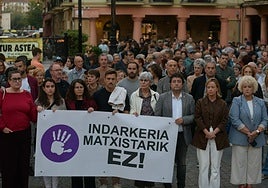 La concentración de repulsa contra la violencia machista ha concentrado a varios cientos de personas en Zarautz.