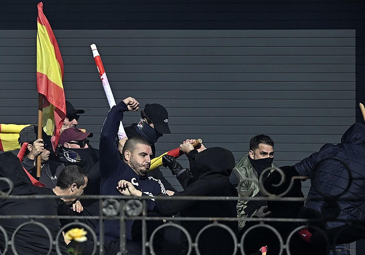 Disturbios entre miembros de la Falange, la Ertzaintza y colectivos «antifascistas», el domingo en Vitoria.