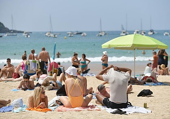 Playa de La Concha de San Sebastián durante una jornada de verano.