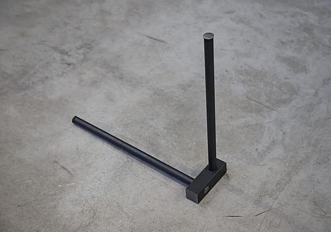 Obra 'Doble martillo' en homenaje a Chillida.