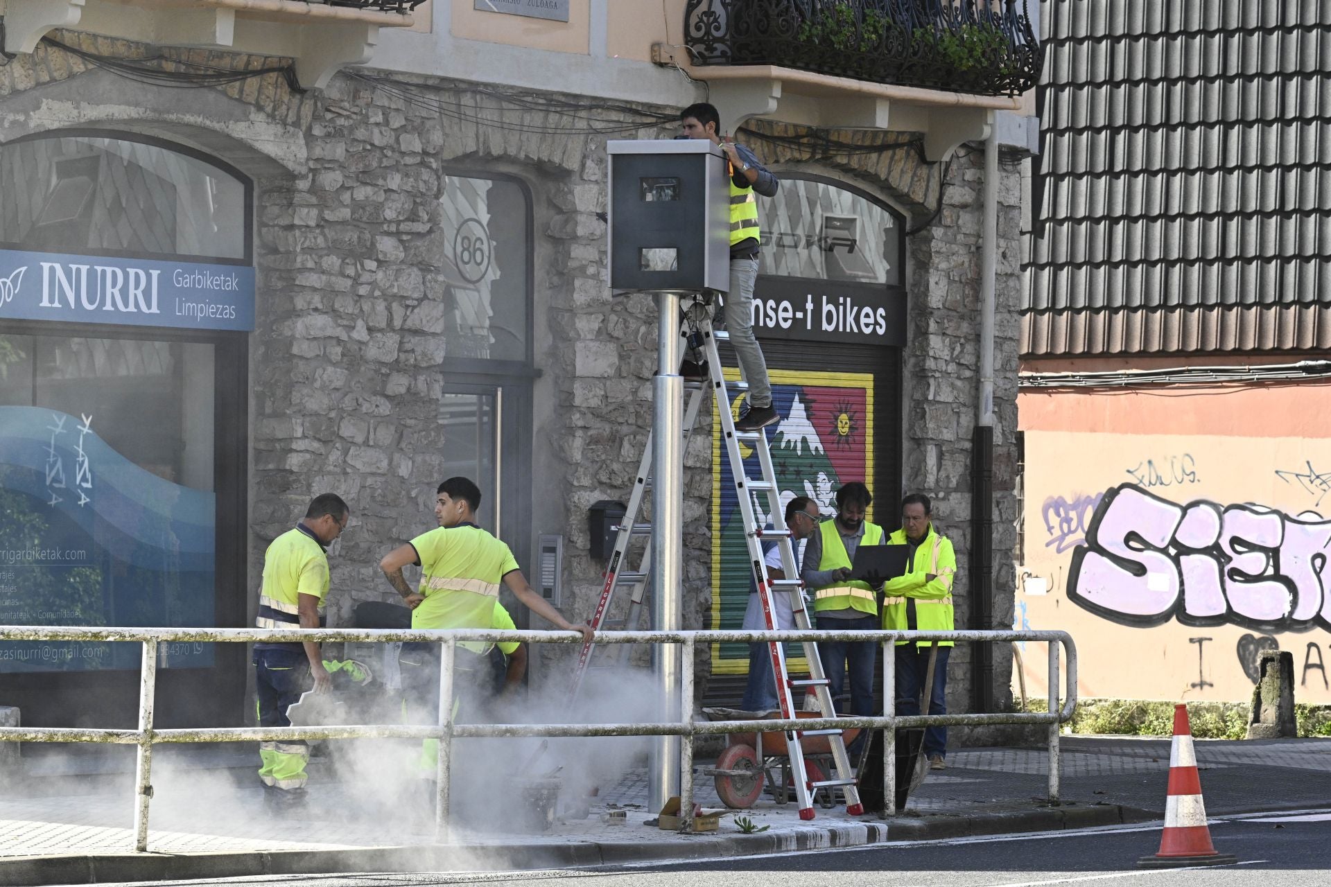 Instalación del nuevo radar este viernes frente al restaurante Arzak.