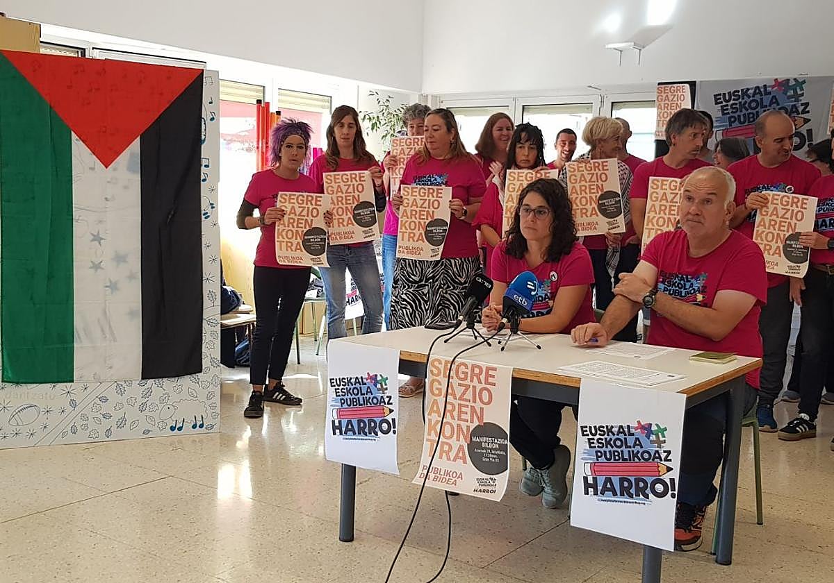 Miembros de la plataforma Euskal Eskola Publikoaz Harro Topagunea, hoy en la rueda de prensa de Ordizia.