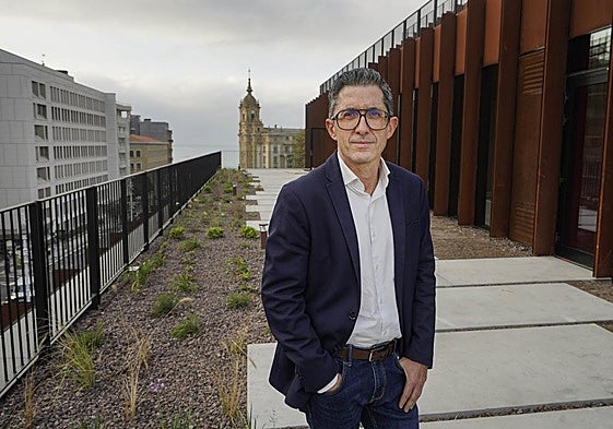 Joxe Mari Aizega, director del Basque Culinary Center, en una de las terrazas del GOe.