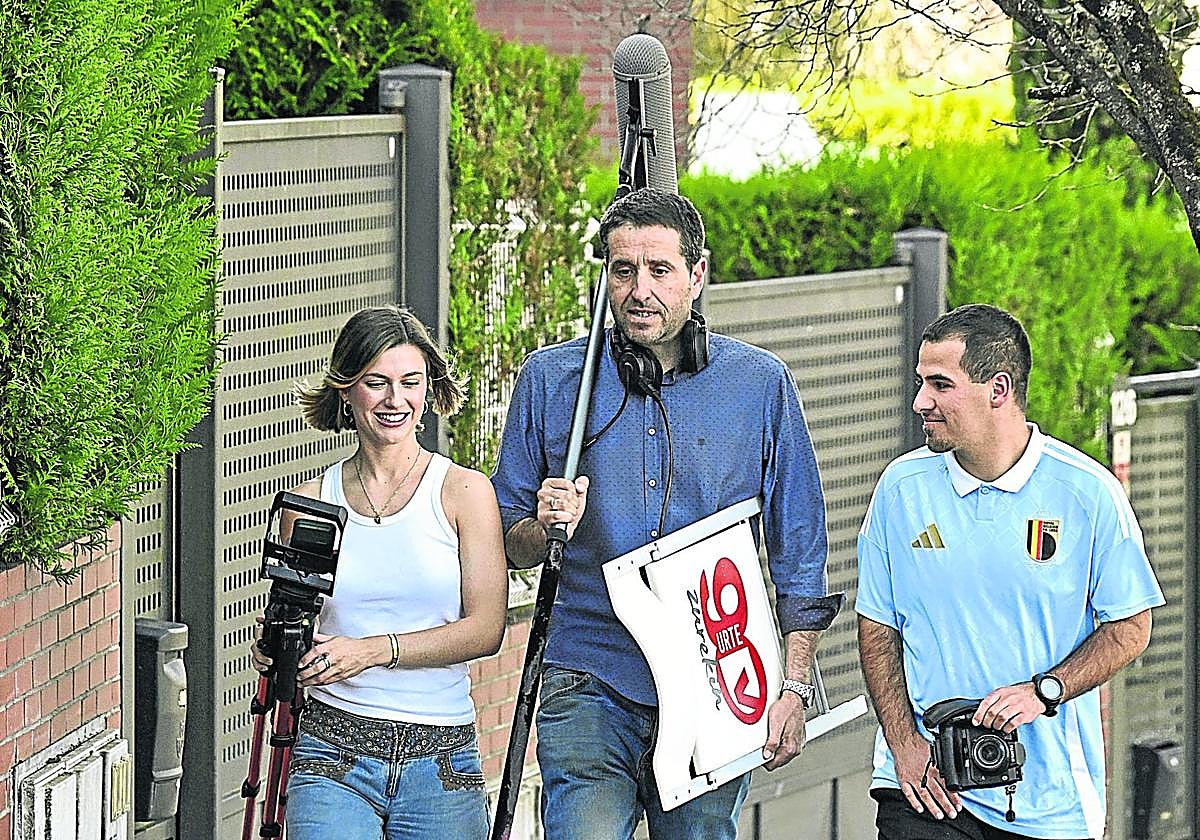 Equipo DV. Raquel Mendizabal, Borja Luna e Iván Montero, de DV, con la silla a cuestas camino de una entrevista.