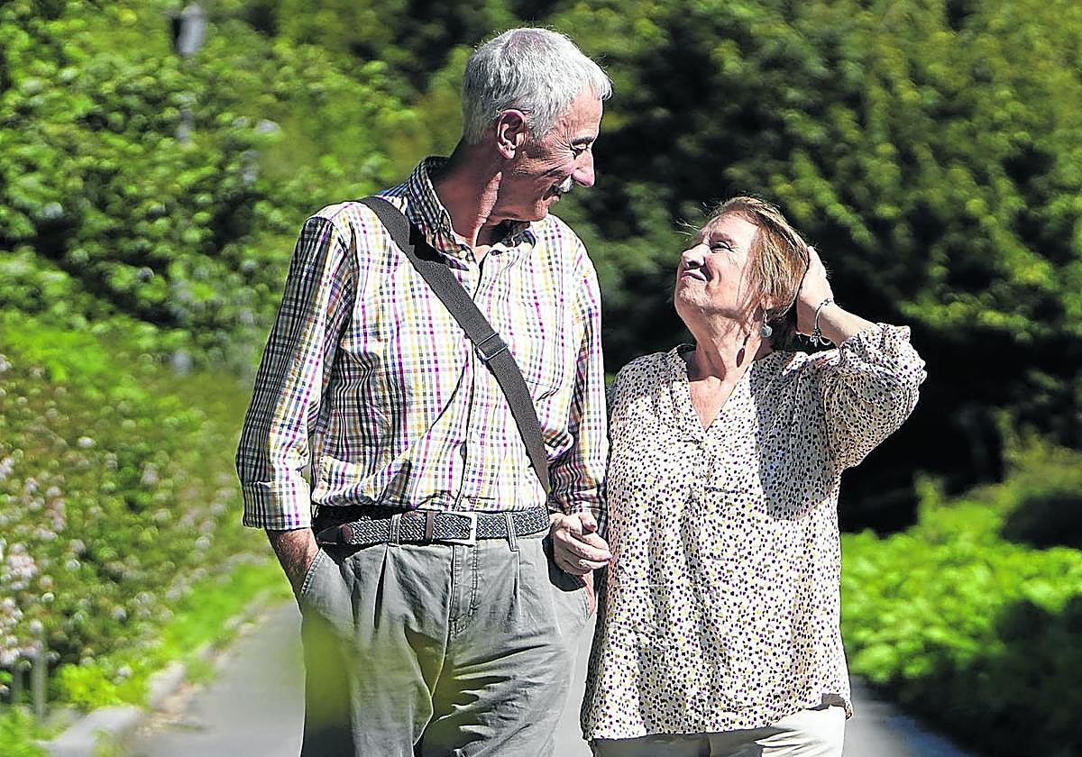 Sonrisas. Juan Mari acompañafeliz a su mujer durante los paseos.