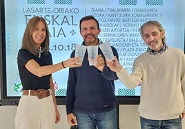 Estitxu Alkorta, Agustin Valdivia eta Arkaitz Illarramendi Euskal Jaien aurkezpen ekitaldian.