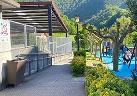 Herriko hainbat gunetan daude jarrita mugikorraren erabilera saihesteko kartelak.