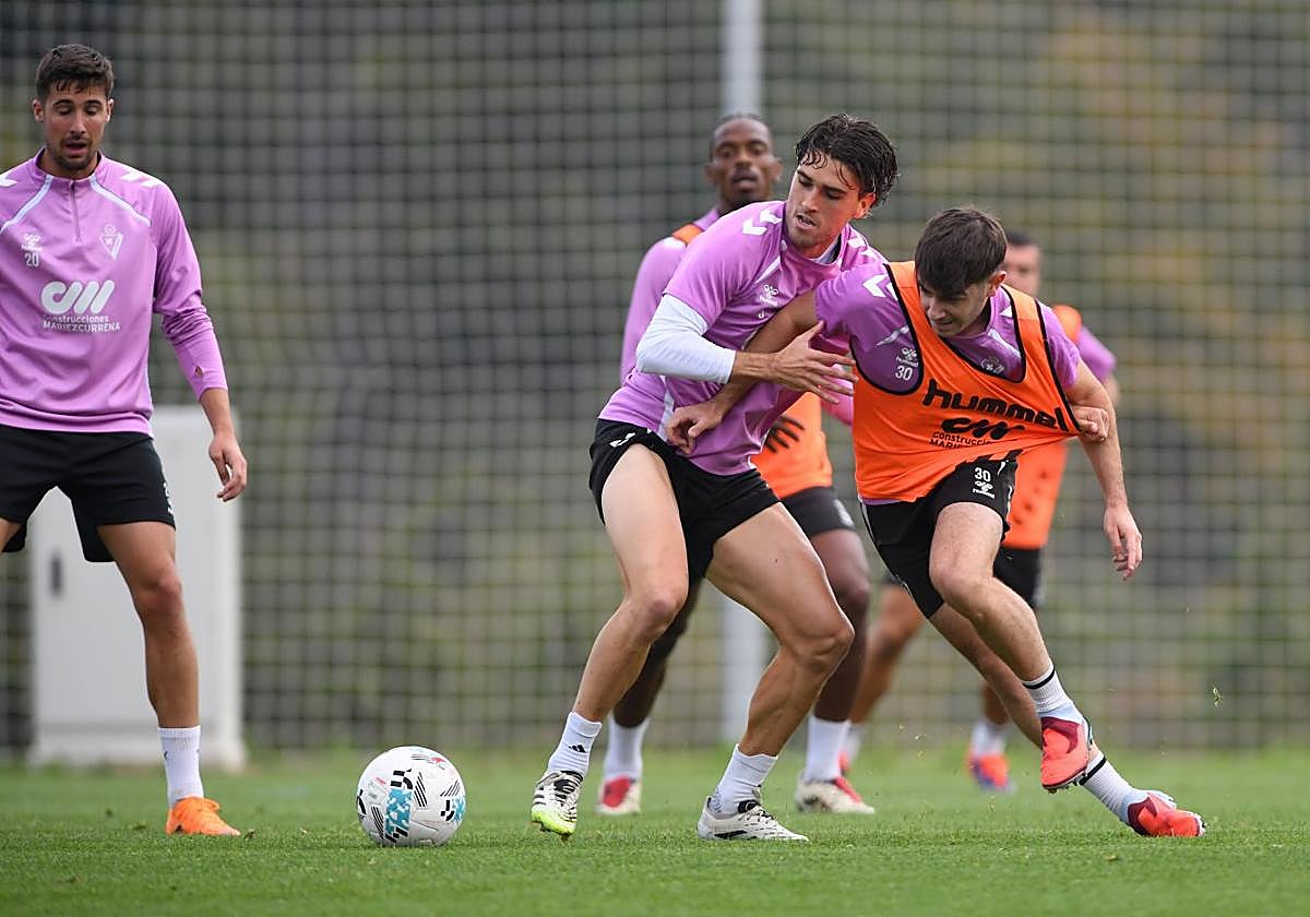 Javi Martínez y Aleix Garrido disputan un balón en un entrenamiento de esta semana en Areitio.