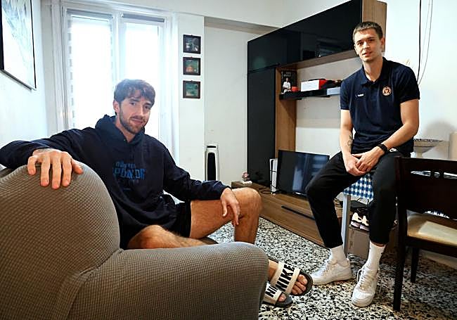 Javi Nicolau y Ondrej Hanzlik, jugadores del Gipuzkoa Basket, comparten piso durante esta temporada en Donostia.