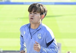 Kubo, con gesto serio durante el entrenamiento del viernes en Zubieta