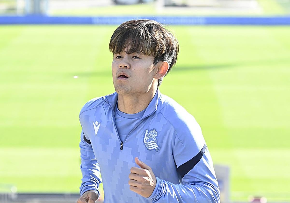 Kubo, con gesto serio durante el entrenamiento del viernes en Zubieta