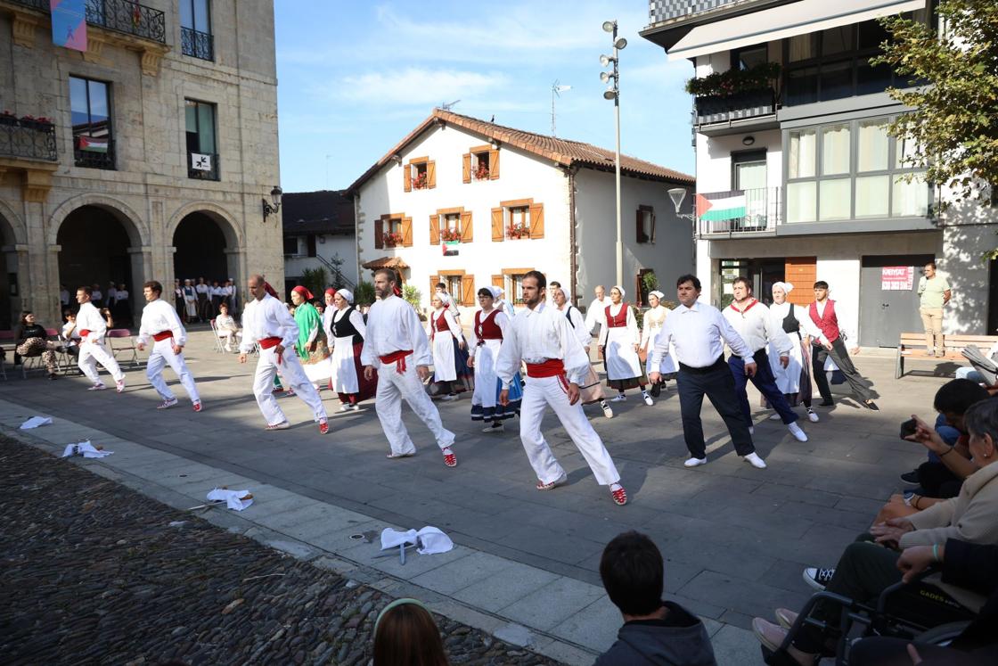 Astigarraga pone la guinda a la Kultur Astea con cien dantzaris