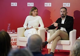 La portavoz del PSE en el ayuntamiento de Donostia, Ane Oyarbide, y el consejero de Vivienda del Gobierno Vasco, Denis Itxaso, en el acto celebrado ayer.