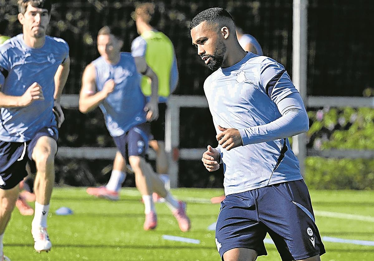 Yangel realiza el calentamiento durante un entrenamiento de esta semana