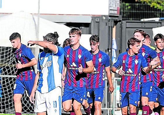 Aitor Lorea se lamenta mientras los eibarreses celebran el 0-2.