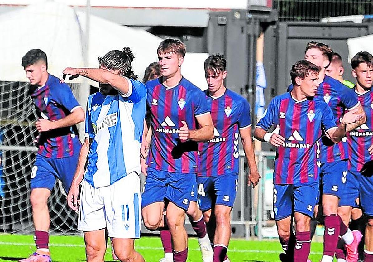 Aitor Lorea se lamenta mientras los eibarreses celebran el 0-2.