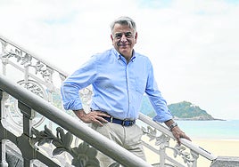 El presidente del PP en Euskadi, Javier de Andrés, posa en las escales de la playa de La Concha.