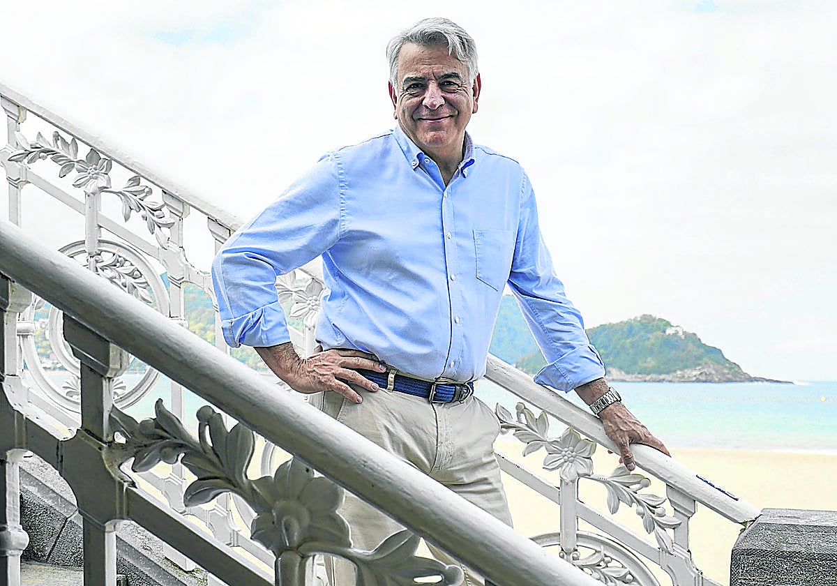El presidente del PP en Euskadi, Javier de Andrés, posa en las escales de la playa de La Concha.